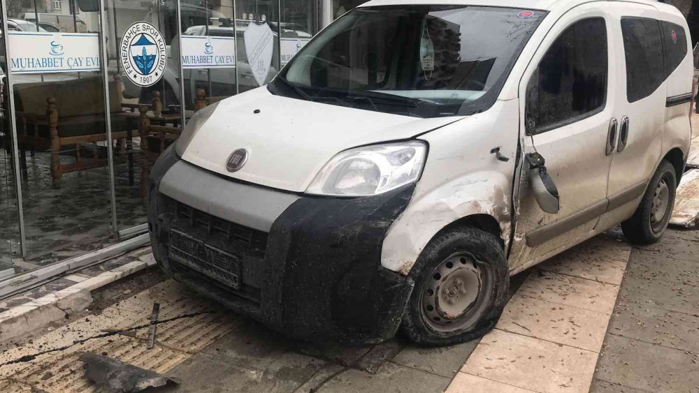 Çarpışan araçlardan biri iş yerine girdi, o anlar kameralara yansıdı