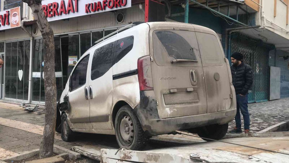 Çarpışan araçlardan biri iş yerine girdi, o anlar kameralara yansıdı