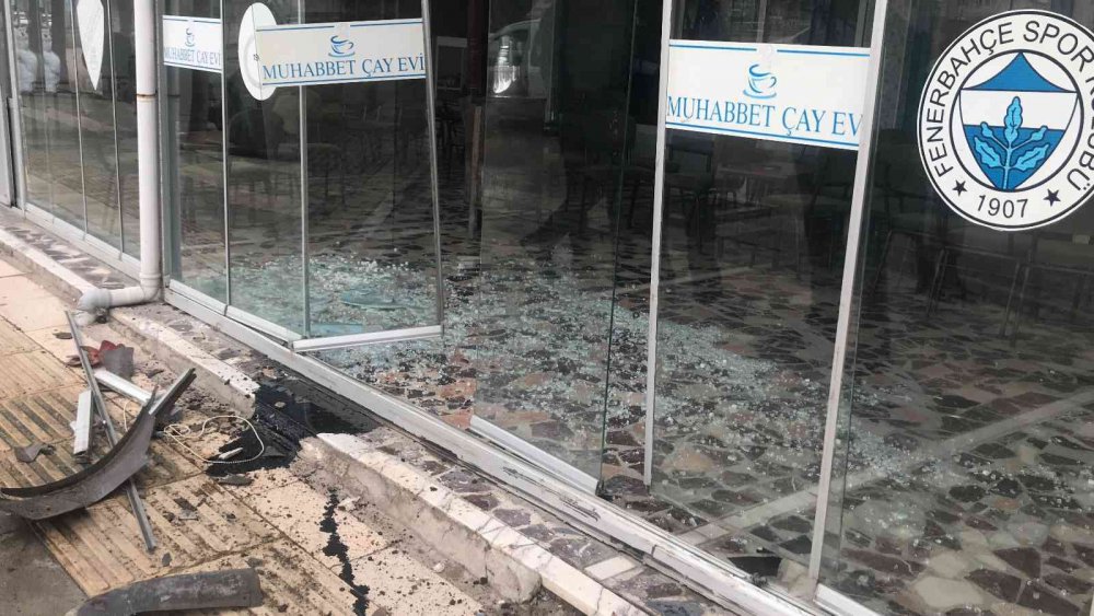 Çarpışan araçlardan biri iş yerine girdi, o anlar kameralara yansıdı