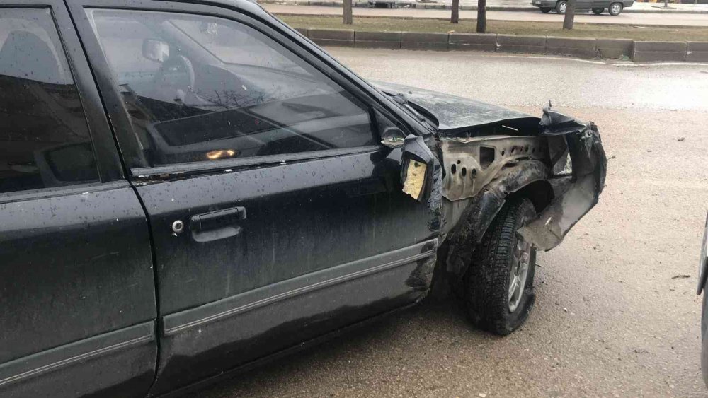 Çarpışan araçlardan biri iş yerine girdi, o anlar kameralara yansıdı