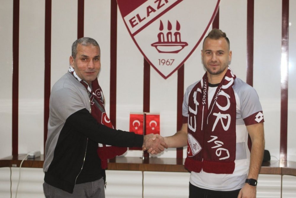 Elazığspor, yeni transferlerine imza töreni düzenledi