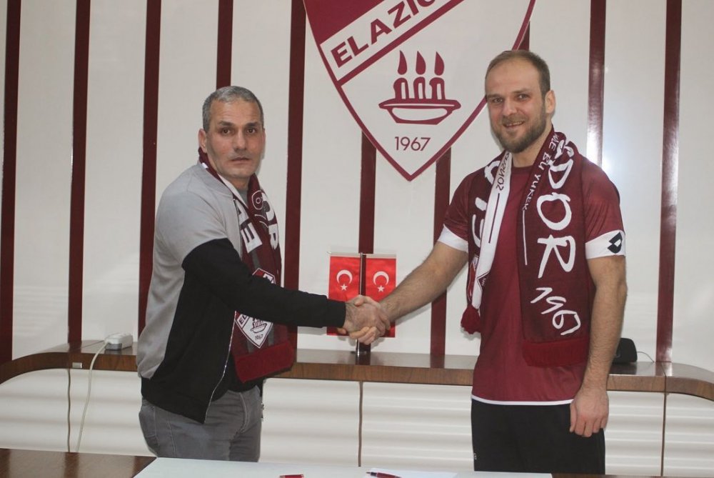 Elazığspor, yeni transferlerine imza töreni düzenledi