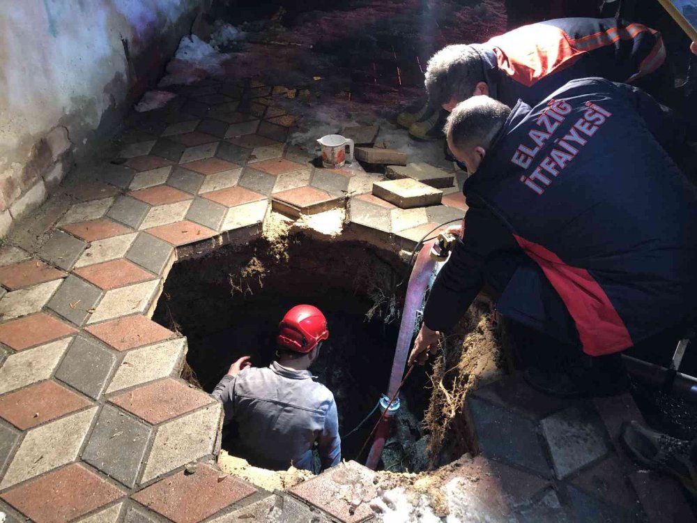 Evine giderken bir anda kendini yeraltında buldu, itfaiyenin 2 saatlik çalışması ile kurtarıldı