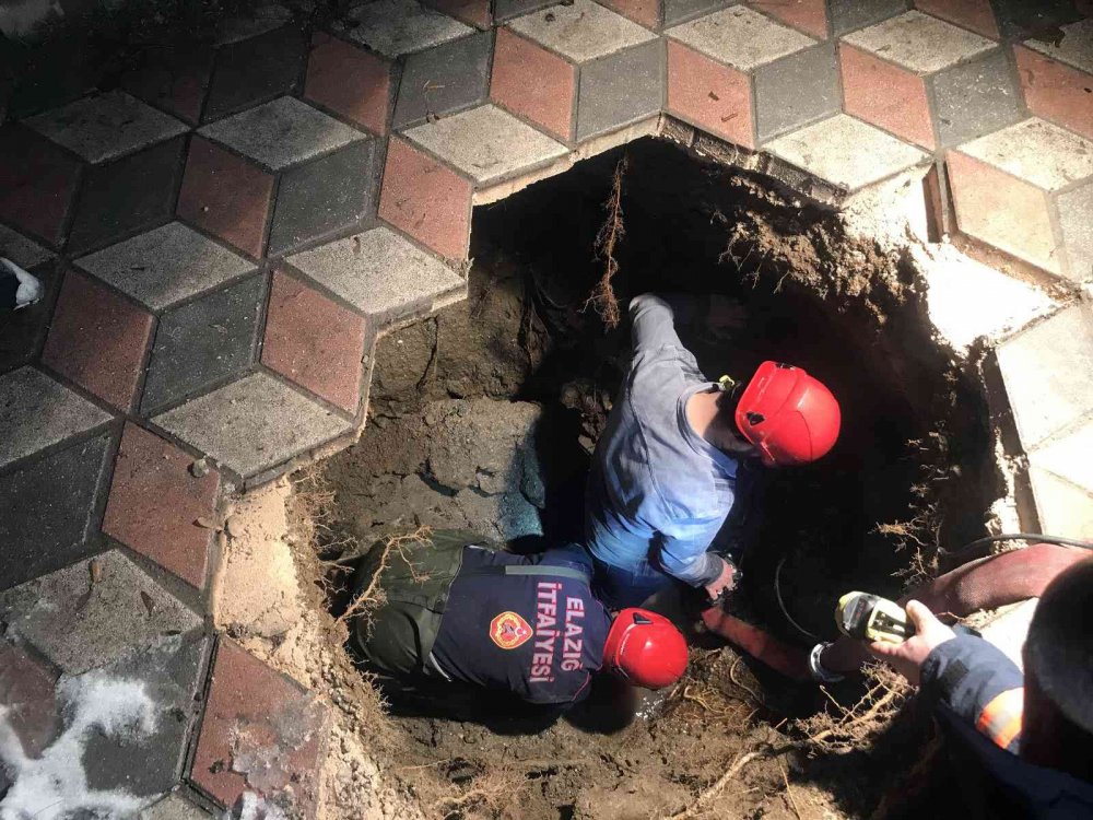 Evine giderken bir anda kendini yeraltında buldu, itfaiyenin 2 saatlik çalışması ile kurtarıldı
