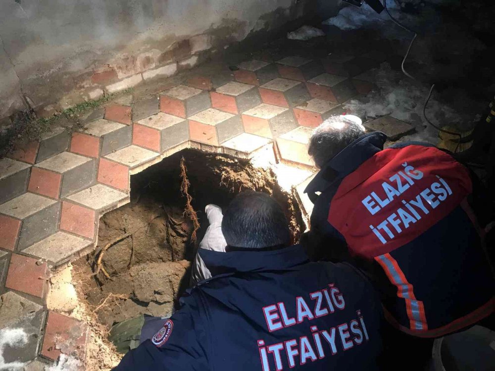 Evine giderken bir anda kendini yeraltında buldu, itfaiyenin 2 saatlik çalışması ile kurtarıldı