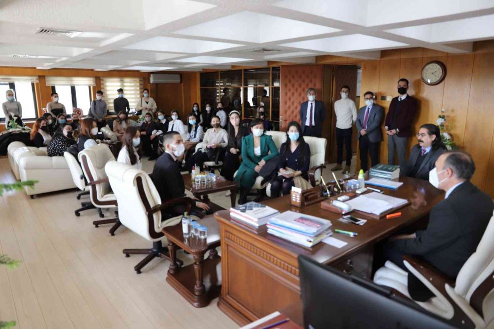 Kazakistanlı öğrencilerden Rektör Göktaş ile bir araya geldi