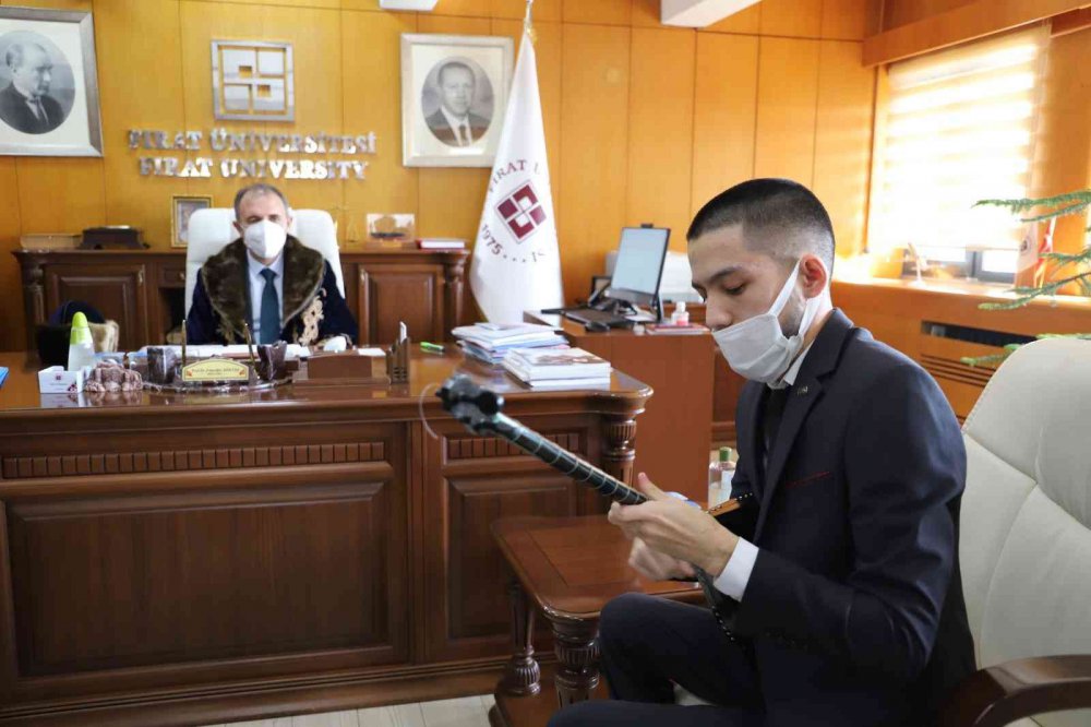 Kazakistanlı öğrencilerden Rektör Göktaş ile bir araya geldi