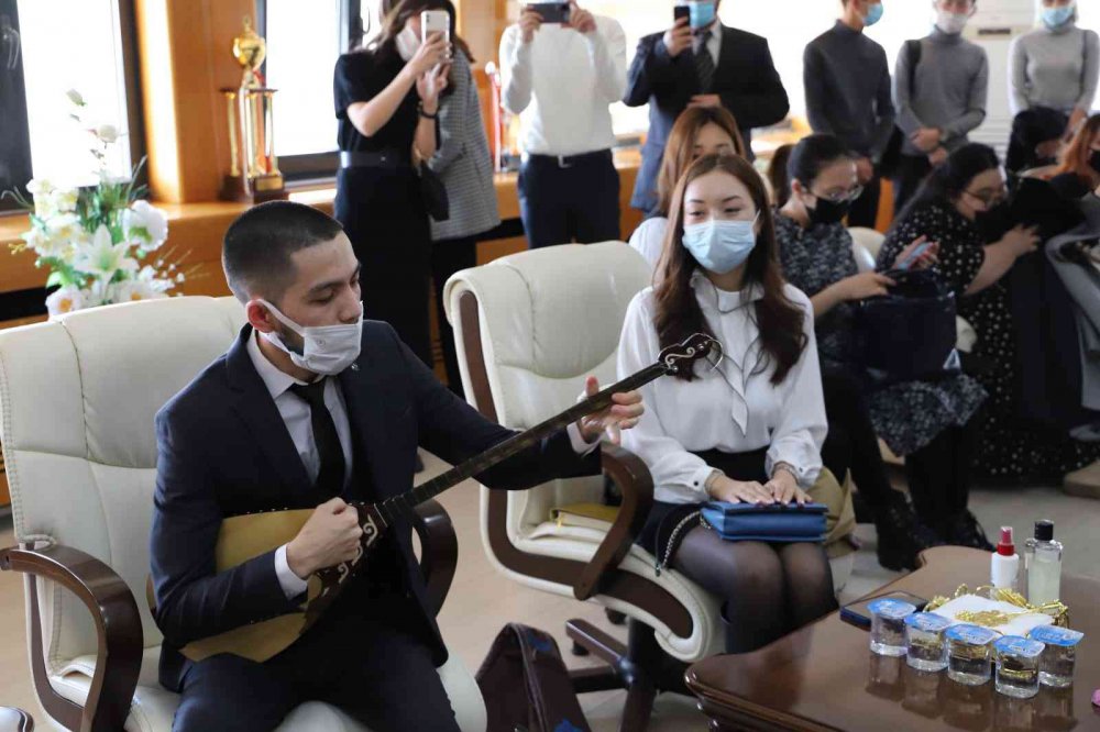 Kazakistanlı öğrencilerden Rektör Göktaş ile bir araya geldi