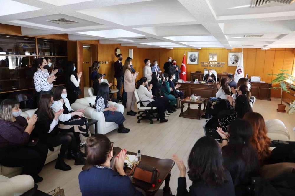 Kazakistanlı öğrencilerden Rektör Göktaş ile bir araya geldi