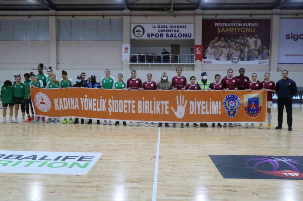 Elazığ’da maçta kadına şiddete pankartlı tepki