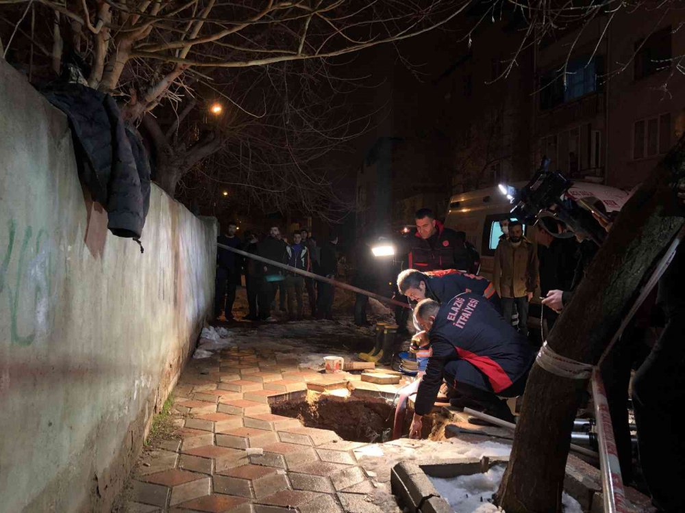 Kaldırımda yürürken bir anda kendini çukurda bulan adamın görüntüleri ortaya çıktı