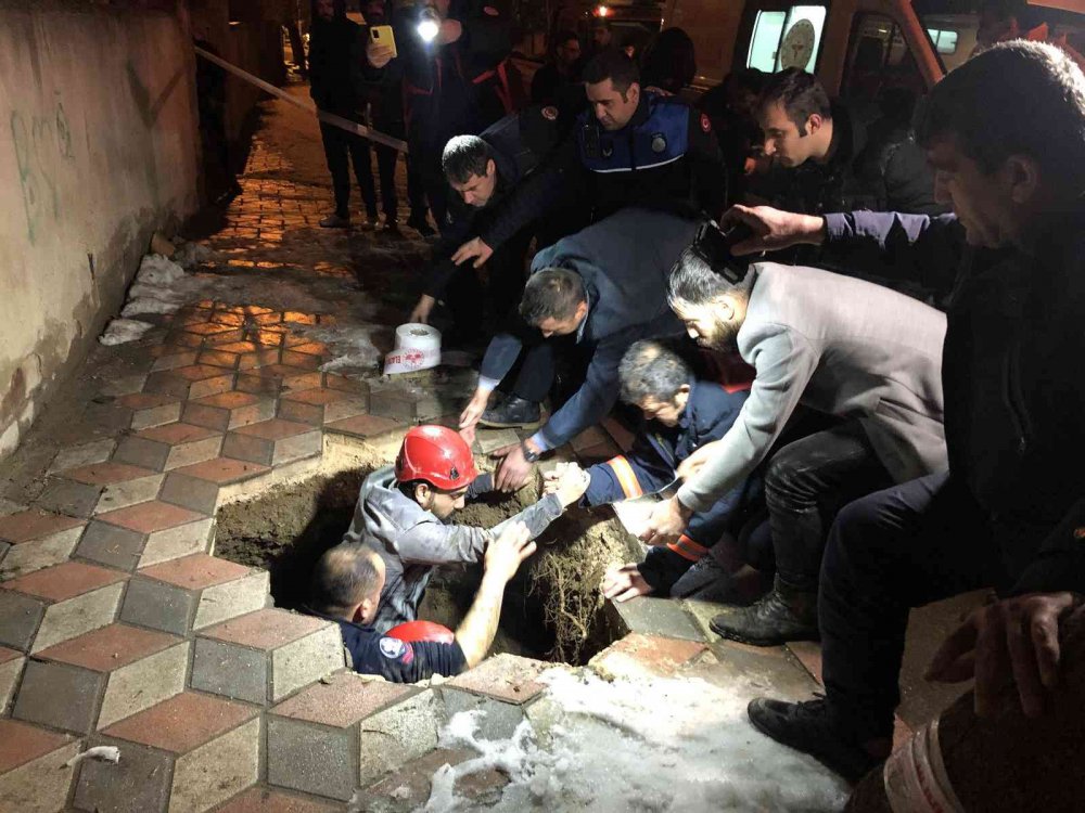 Kaldırımda yürürken bir anda kendini çukurda bulan adamın görüntüleri ortaya çıktı