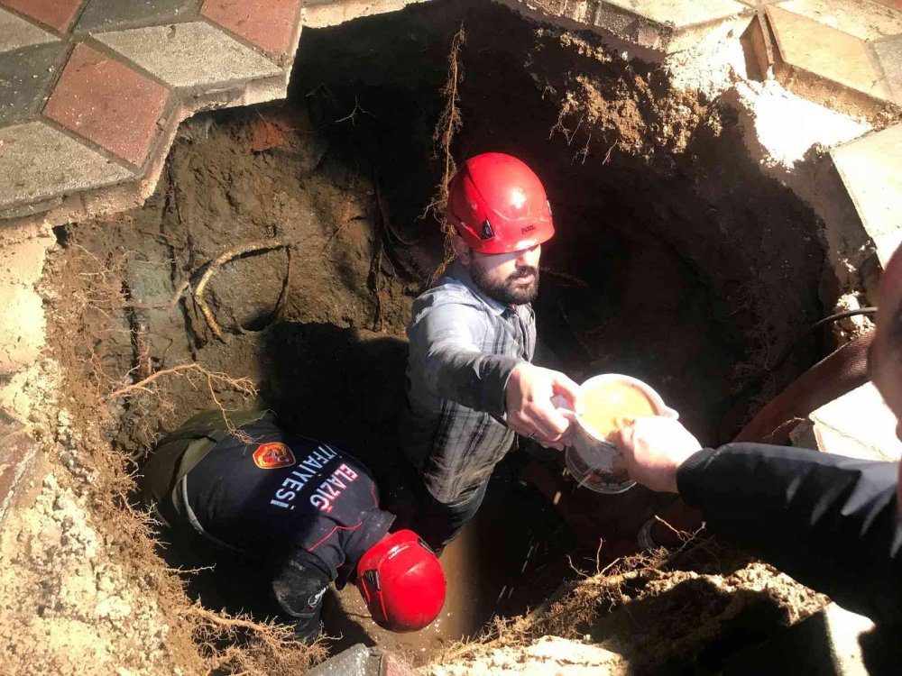 Kaldırımda yürürken bir anda kendini çukurda bulan adamın görüntüleri ortaya çıktı