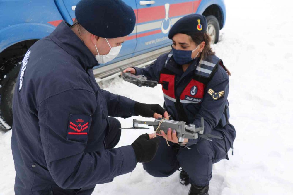 Tipi yolu kapattı, jandarma ekipleri hastaya ilacını drone ile ulaştırdı