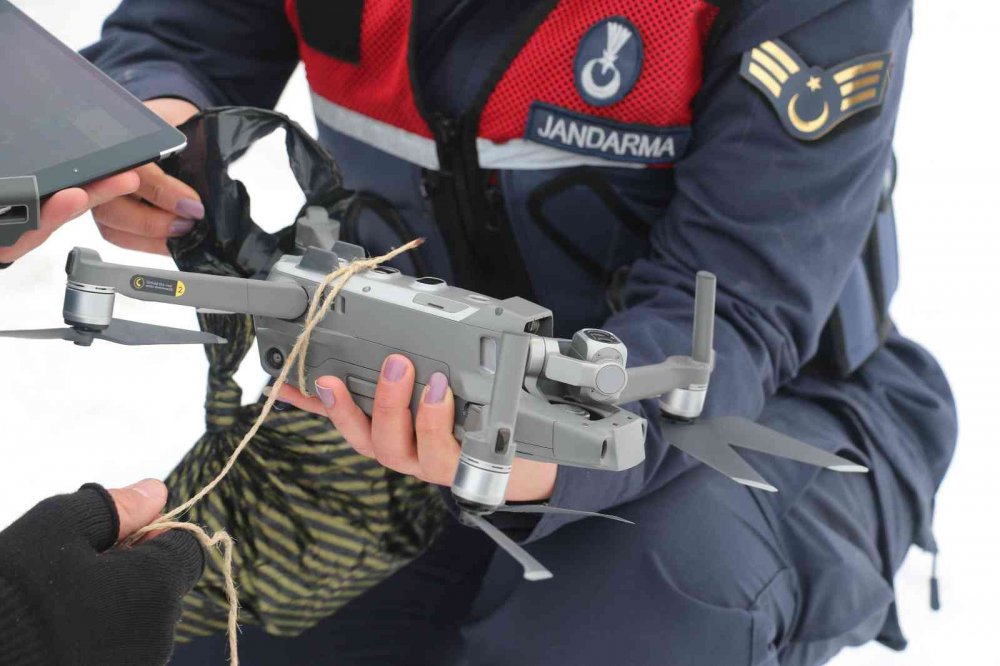Tipi yolu kapattı, jandarma ekipleri hastaya ilacını drone ile ulaştırdı