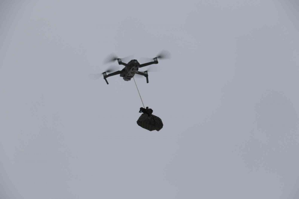 Tipi yolu kapattı, jandarma ekipleri hastaya ilacını drone ile ulaştırdı