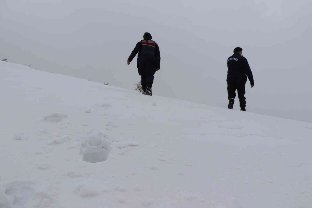 Tipi yolu kapattı, jandarma ekipleri hastaya ilacını drone ile ulaştırdı