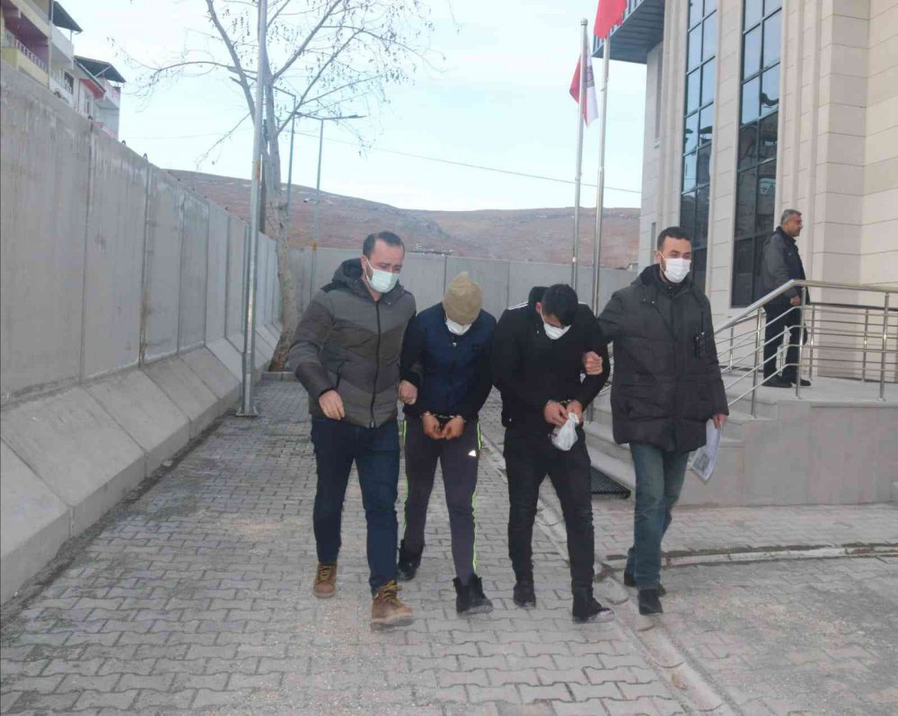 Akü hırsızları tutuklandı