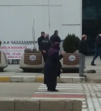 Valilik önünde intihar girişimi