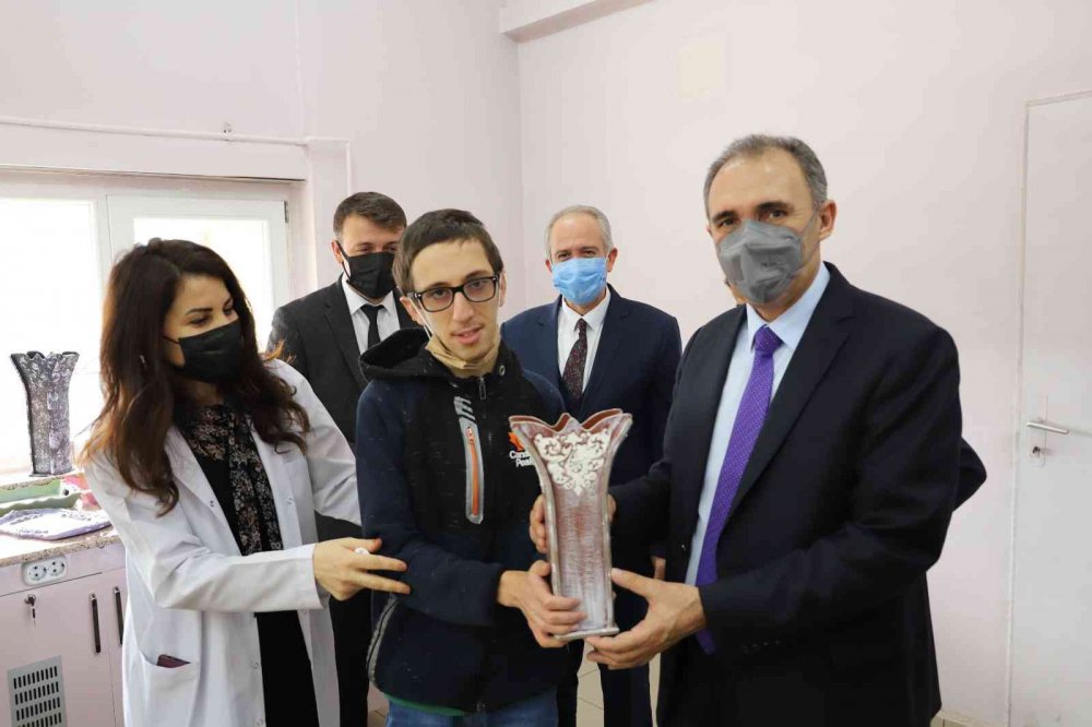 F.Ü. Rektörü Göktaş’tan özel çocuklara doğum günü sürprizi