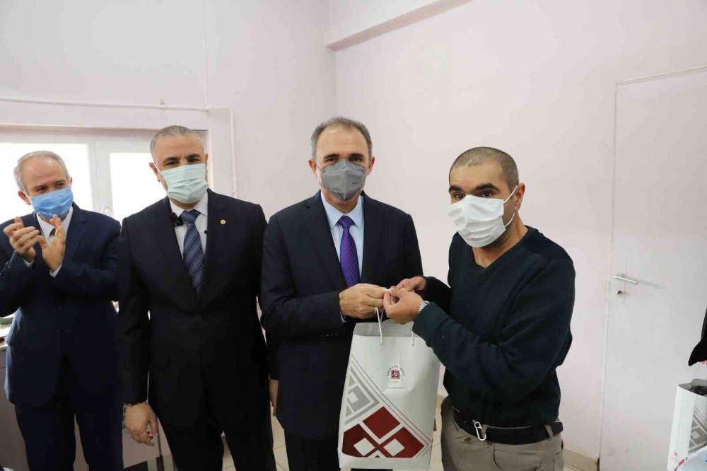 F.Ü. Rektörü Göktaş’tan özel çocuklara doğum günü sürprizi