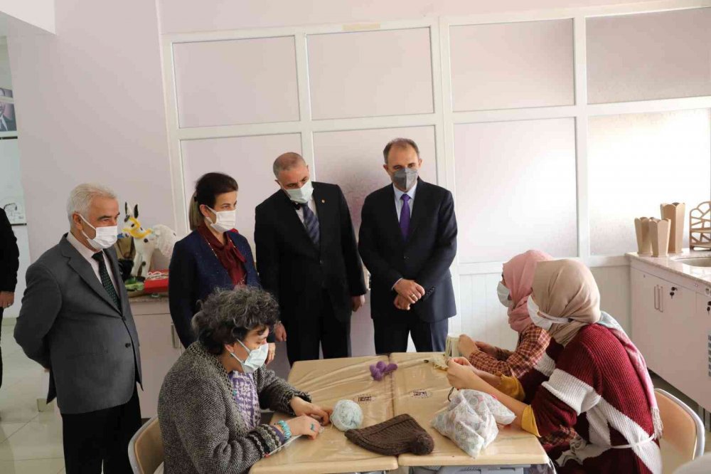 F.Ü. Rektörü Göktaş’tan özel çocuklara doğum günü sürprizi