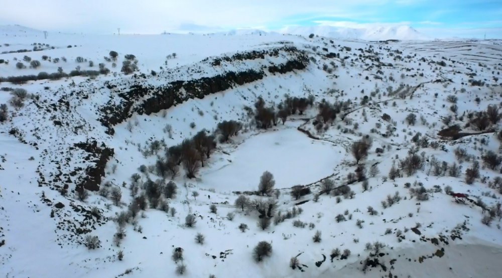 Ağın’da buz tutan tektonik Sülüklü göl, dron ile görüntülendi