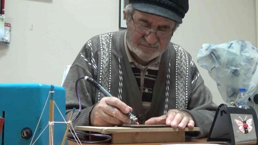 Karikatüre adanan ömür: 40 yıldır çiziyor