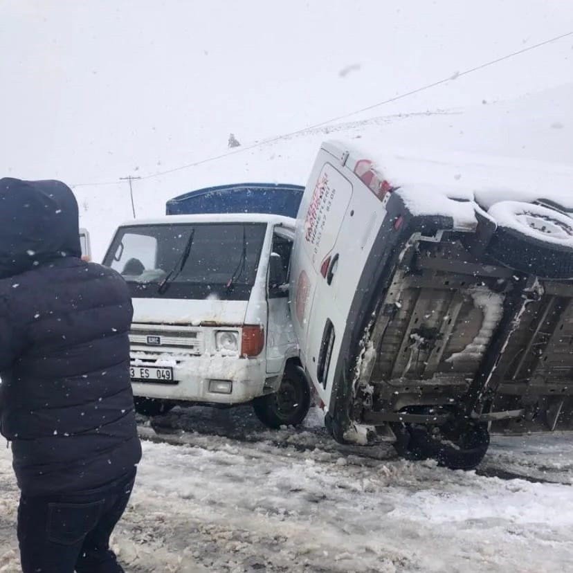 Servis aracı önce pikapla çarpıştı ardından yan yattı