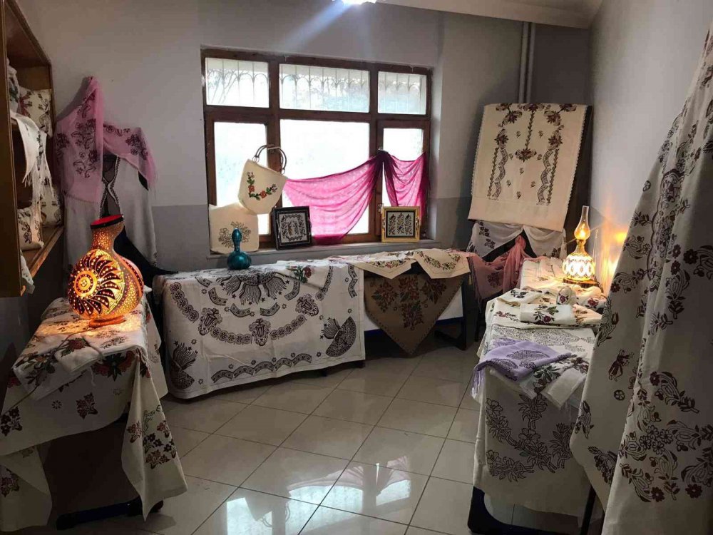 ‘Çit baskı sanatı’ ev kadınlarının elinde hayat buluyor