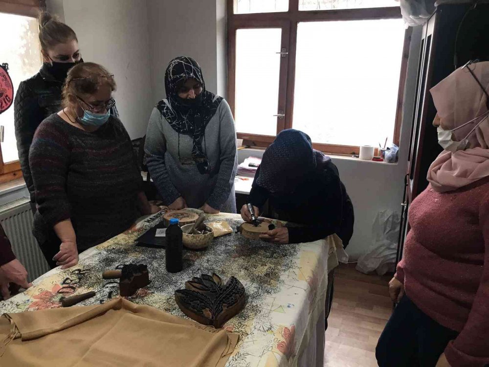 ‘Çit baskı sanatı’ ev kadınlarının elinde hayat buluyor
