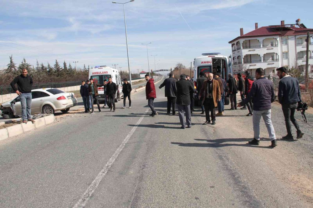 İki otomobil çarpıştı: 4 yaralı