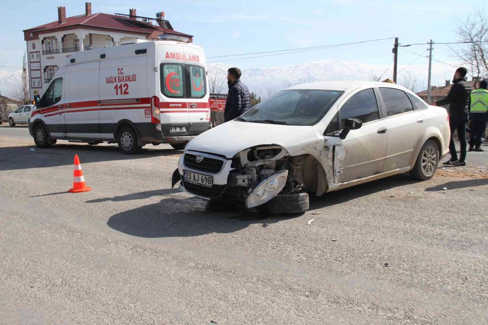 İki otomobil çarpıştı: 4 yaralı