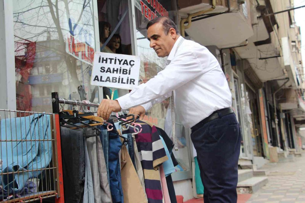 ’Askıda Kıyafet’ ile ihtiyaç sahiplerini sevindiriyor