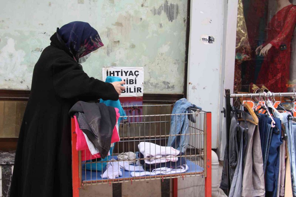 ’Askıda Kıyafet’ ile ihtiyaç sahiplerini sevindiriyor