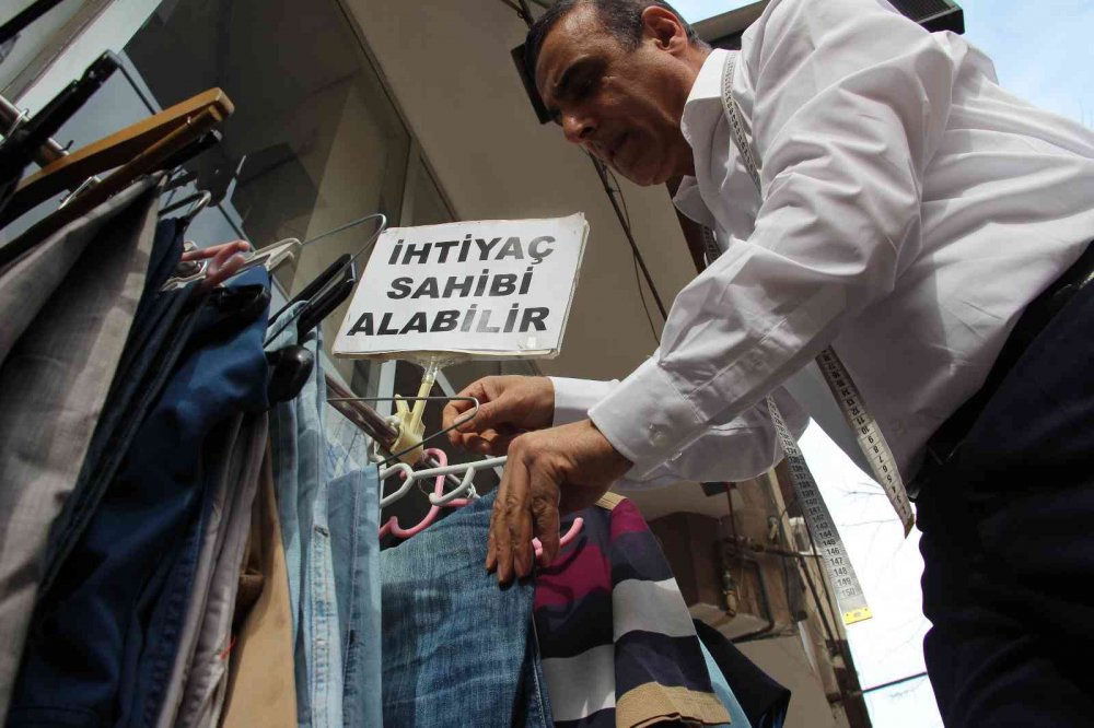 ’Askıda Kıyafet’ ile ihtiyaç sahiplerini sevindiriyor