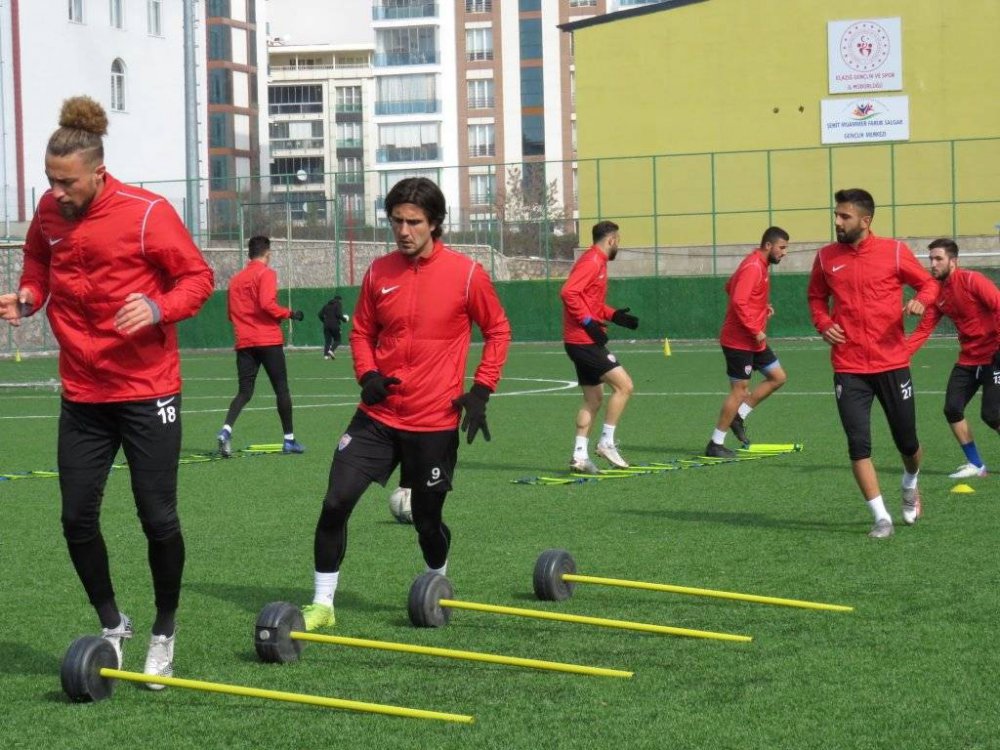 Elazığ Karakoçan FK, topbaşı yapıyor