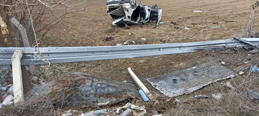 Otomobil bariyerlere çarparak takla attı: 6 yaralı