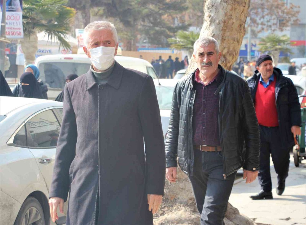 Elazığ’da vatandaşlar korona virüs tedbirlerini unuttu, maskeler çene altında kaldı