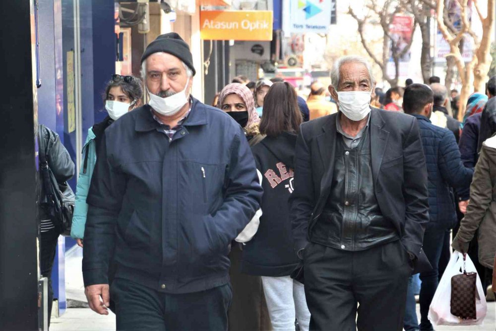 Elazığ’da vatandaşlar korona virüs tedbirlerini unuttu, maskeler çene altında kaldı