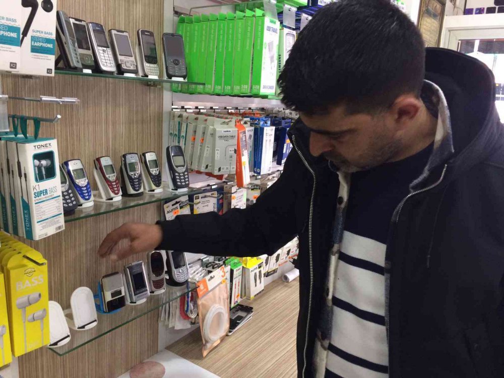 Eski telefonlardan koleksiyon yaptı