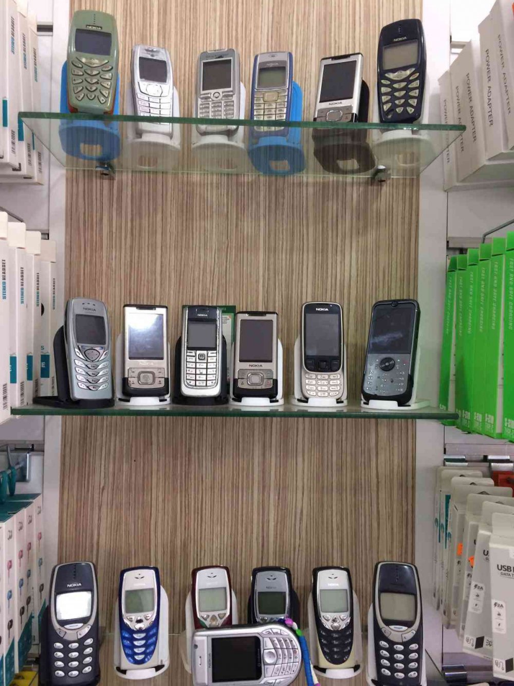 Eski telefonlardan koleksiyon yaptı