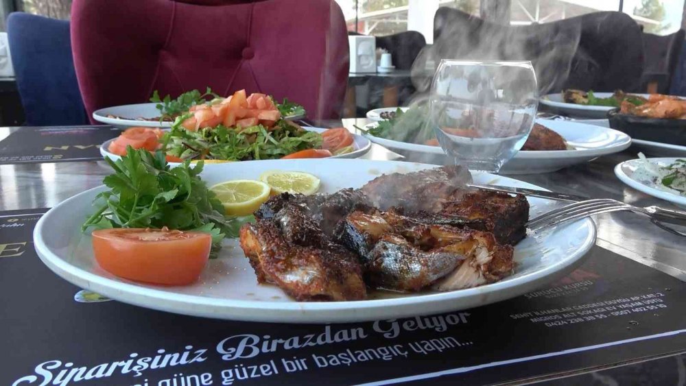 Binlerce insan bu ilçeye balık yemeye geliyor