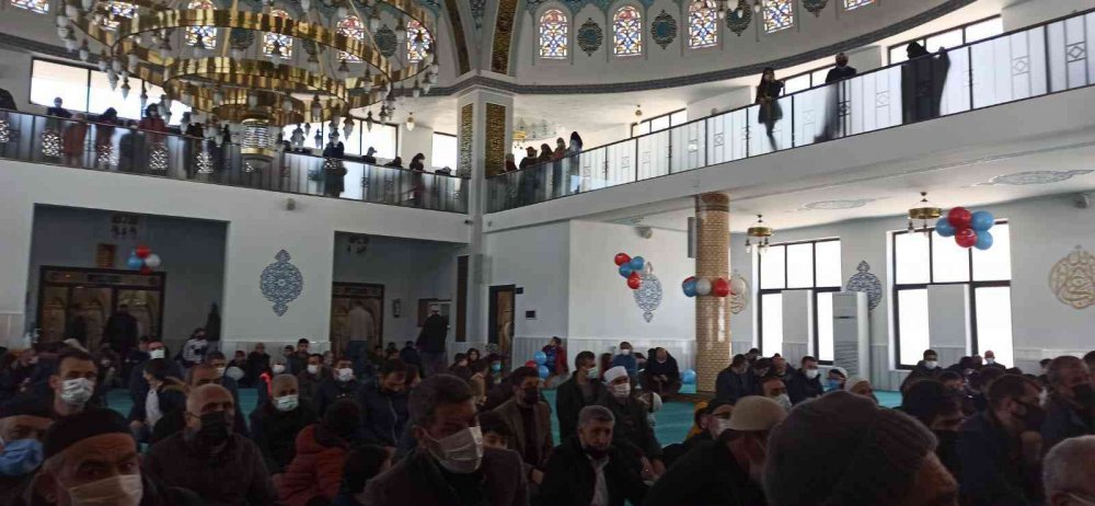 Dede ve torunların camideki renkli buluşması