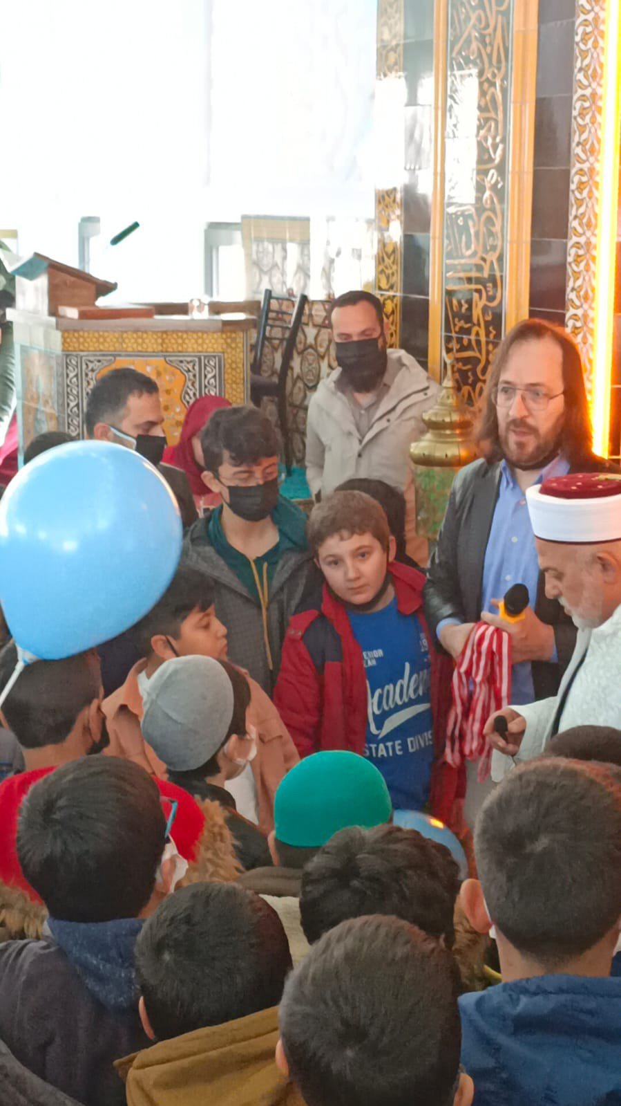 Dede ve torunların camideki renkli buluşması