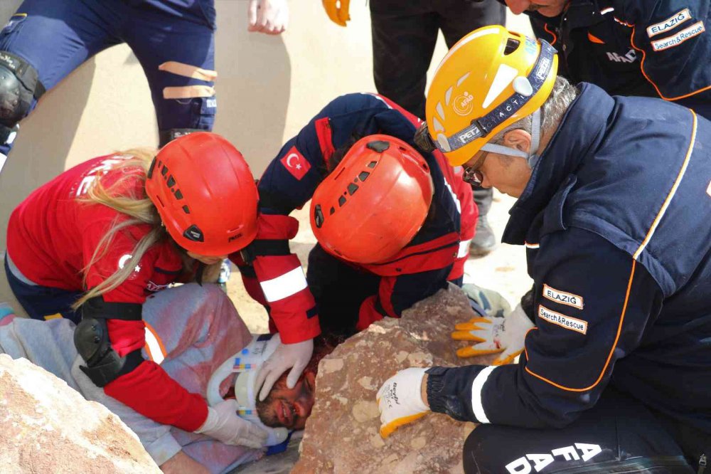 Gerçeği aratmayan deprem ve yangın tatbikatı