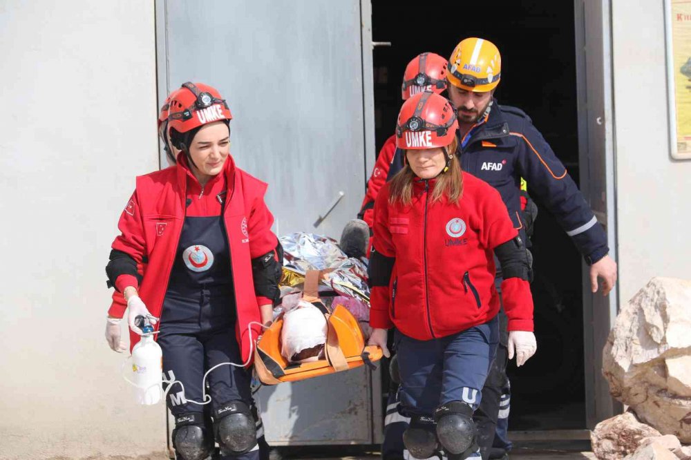 Gerçeği aratmayan deprem ve yangın tatbikatı