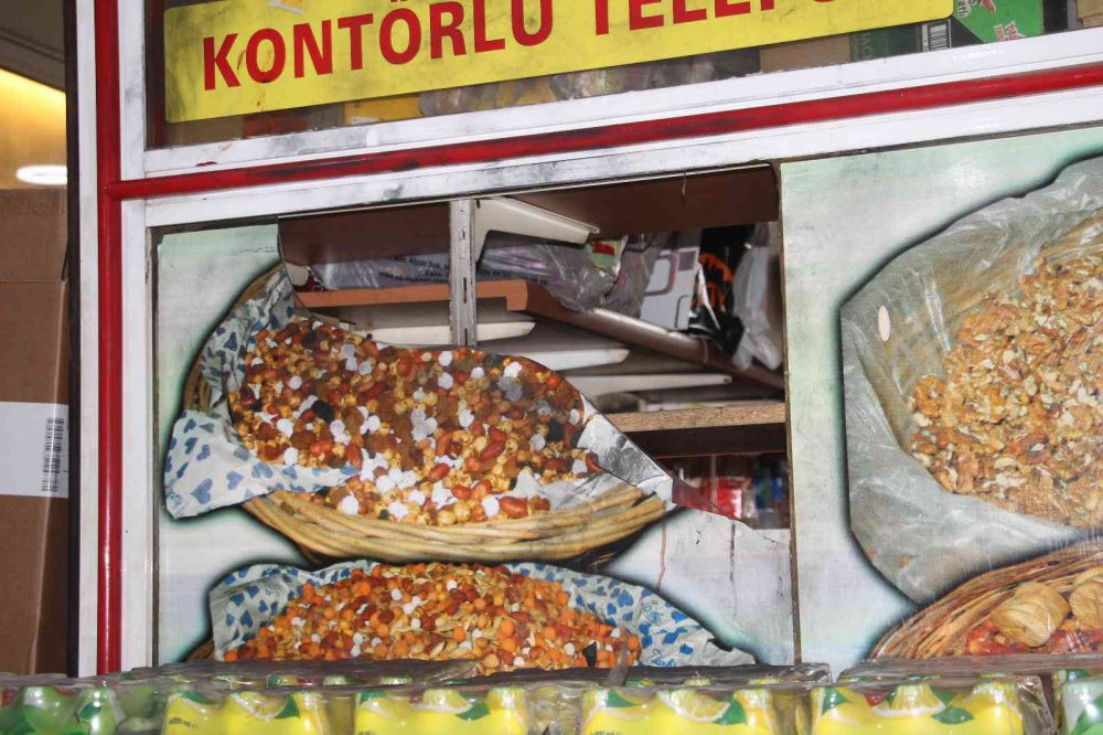 Vicdansız hırsız, fare gibi girdiği büfeden malzemelerle birlikte hayır kumbarasını da çaldı