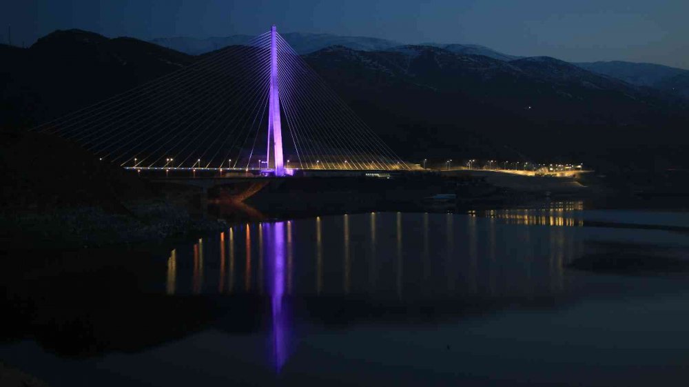 16 şehri birbirine bağlayan Kömürhan Köprüsü ışıklandırmasıyla görsel şölen sunuyor
