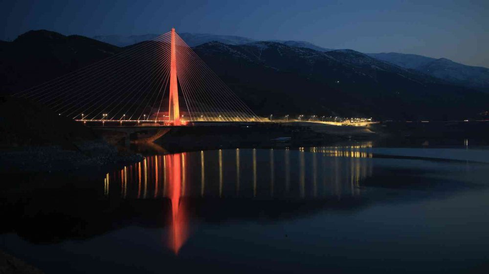 16 şehri birbirine bağlayan Kömürhan Köprüsü ışıklandırmasıyla görsel şölen sunuyor